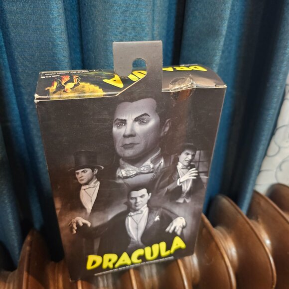 NECA: Universal Monsters - Dracula Carfax Abbey Ultimate 7" Action Figure - Picture 9 of 14